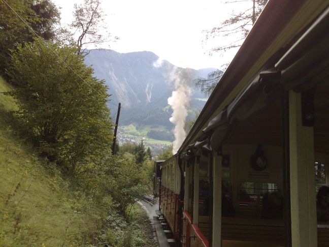 Talblick zurck: Die Dampf-Zahnradbahn hat eine enorme Steigung bewltigen. 