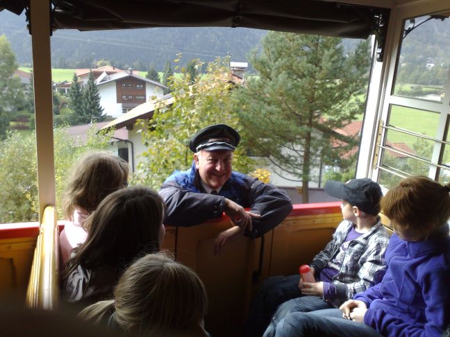 Schaffner am luftigen Arbeitsplatz unterhlt unsere Kids im Abteil.