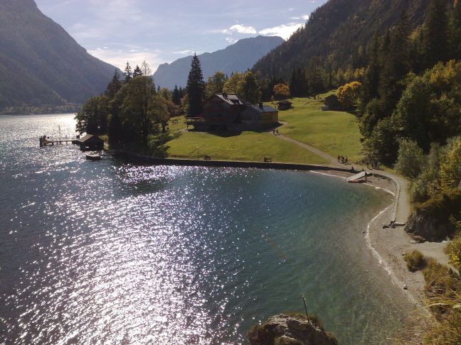 Blick auf die Gaisalm nach dem 1. Uferpfad-Anstieg