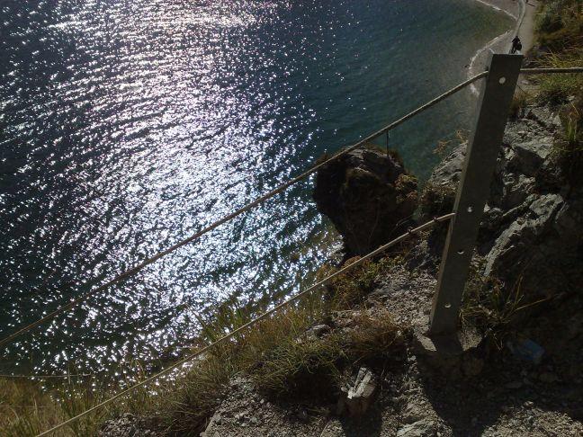 Blick vom schmalen Uferweg in den Abgrund