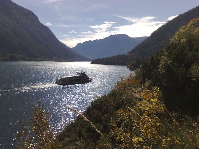 Ein Schiff nhert sich der Gaisalm