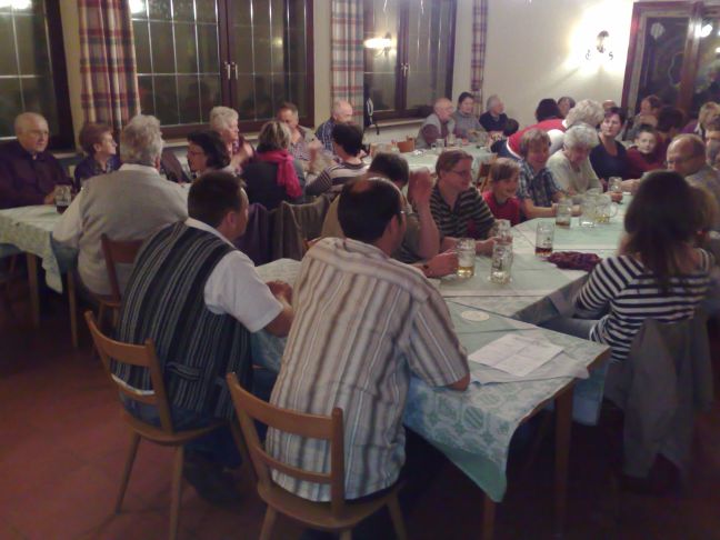 Gemeinsames Abendessen im Kneitinger Keller