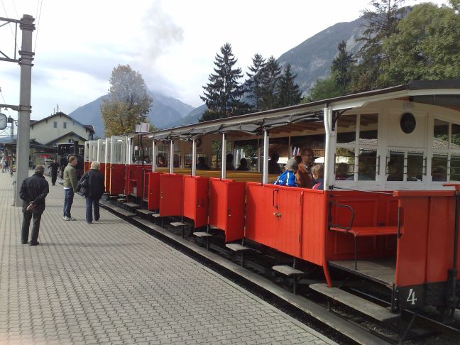 Es sind noch Holzbnke frei in den Waggons.