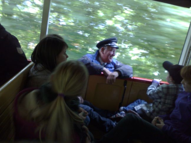 Da staunen die Kids: Der lustige Schaffner f�hrt auf dem Trittbrett mit.