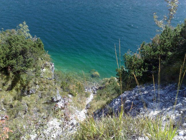 Unter sich der tiefe gr�n-blaue Achensee