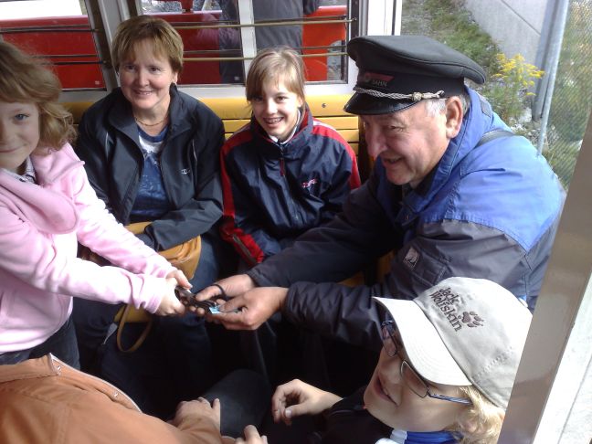 Schau was kommt von drau�en rein w�hrend der Fahrt: Der Der Billettlzwicker!!!