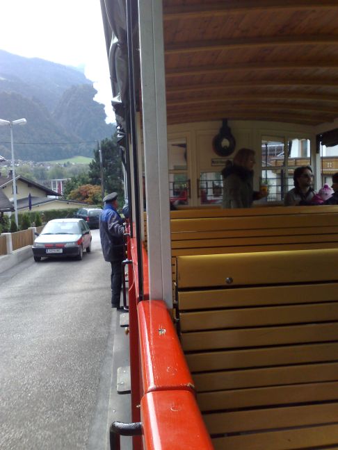 Der Zugschaffner f�hrt auf dem Trittbrett mit.