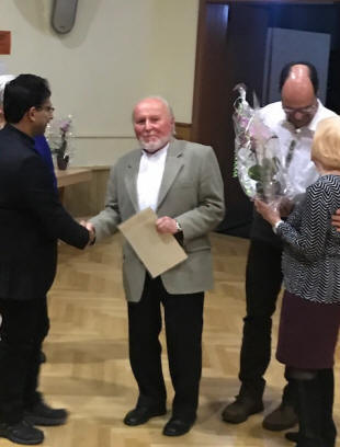 Urkunden- und Blumen- �berreichung 