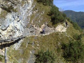 Schmaler Uferpfad mit Holzbr�cke