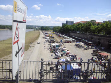 Elbufer mit Flohmarkt