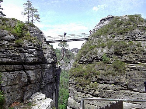 Luftige Steige in der Felsenburg