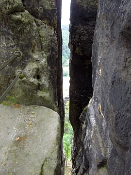 Felsenspalt mit Blick ins Elbtal