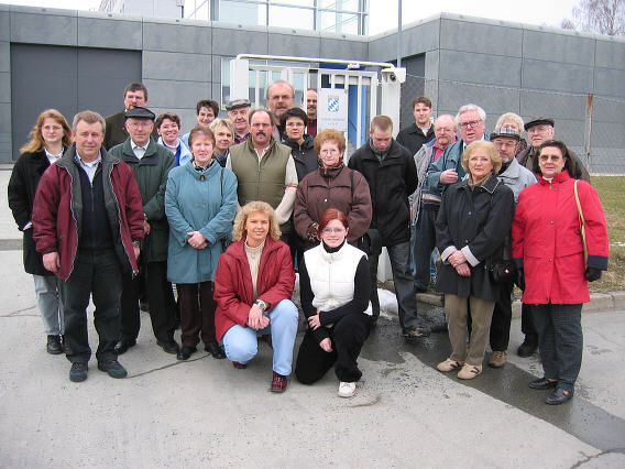 Gruppenfoto am Eingangstor