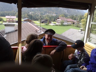 Fahrkartenkontrolle mit Plausch whrend der Fahrt